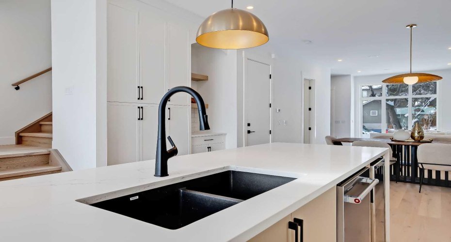 215 25 Avenue, Calgary, Alberta T2M 2A6, 5 Bedrooms Bedrooms, ,4 BathroomsBathrooms,Residential,For Sale,25,A2198942