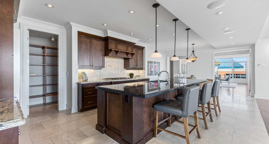 910 5 Avenue, Calgary, Alberta T2P 0C3, 2 Bedrooms Bedrooms, ,3 BathroomsBathrooms,Residential,For Sale,5,A2201307