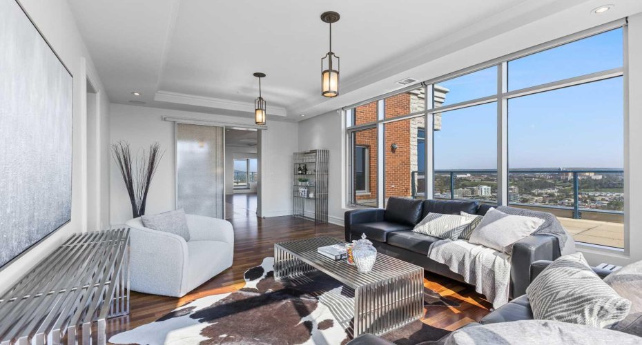 910 5 Avenue, Calgary, Alberta T2P 0C3, 2 Bedrooms Bedrooms, ,3 BathroomsBathrooms,Residential,For Sale,5,A2201307