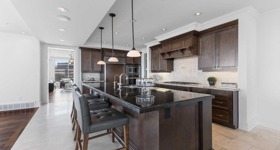 910 5 Avenue, Calgary, Alberta T2P 0C3, 2 Bedrooms Bedrooms, ,3 BathroomsBathrooms,Residential,For Sale,5,A2201307