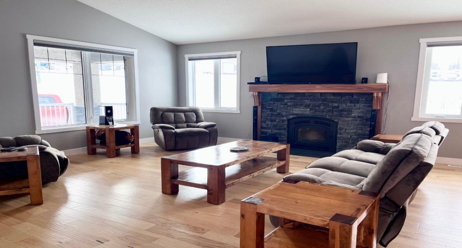 1093 Makenny Street, Hinton, Alberta T7V 1H3, 4 Bedrooms Bedrooms, ,3 BathroomsBathrooms,Residential,For Sale,Makenny,A2202823