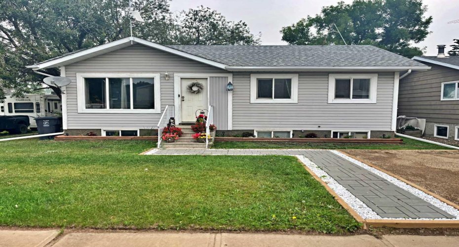 4702 50 Avenue, Dewberry, Alberta T0B 1G0, 4 Bedrooms Bedrooms, ,1 BathroomBathrooms,Residential,For Sale,50,A2203011