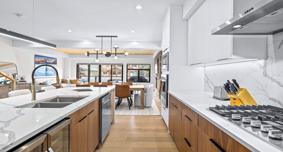 826 7th Street, Canmore, Alberta T1W 2C8, 4 Bedrooms Bedrooms, ,4 BathroomsBathrooms,Residential,For Sale,7th,A2206201