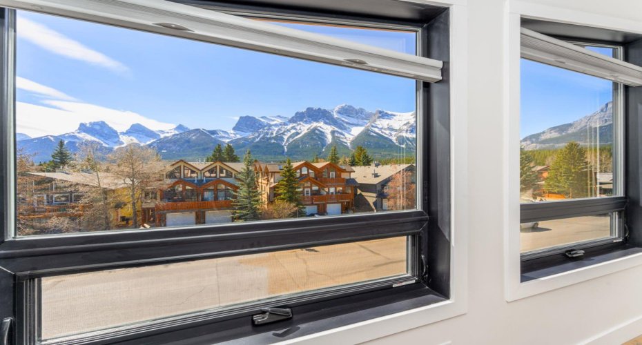 826 7th Street, Canmore, Alberta T1W 2C8, 4 Bedrooms Bedrooms, ,4 BathroomsBathrooms,Residential,For Sale,7th,A2206201