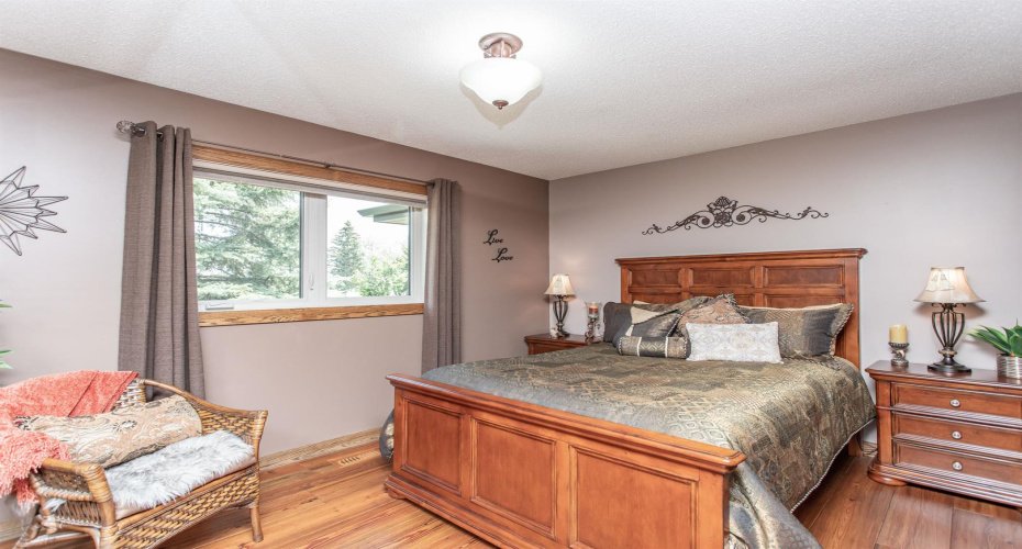 For guests, teens, or a home office