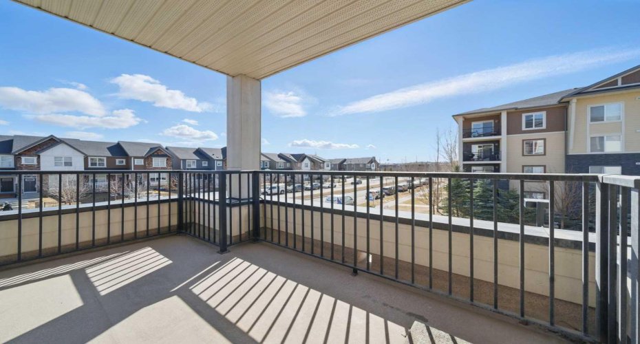 South facing generously sized balcony, perfect for relaxing or entertaining