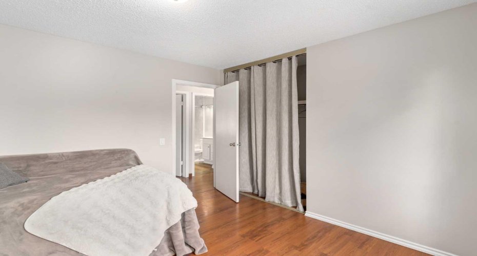 2323 Oakmoor Drive, Calgary, Alberta T2V 4T2, 4 Bedrooms Bedrooms, ,4 BathroomsBathrooms,Residential,For Sale,Oakmoor,A2211335