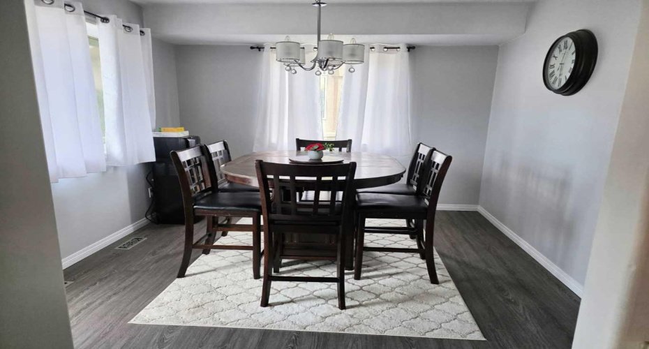 105 Parker Place, Hinton, Alberta T7V 2E5, 5 Bedrooms Bedrooms, ,2 BathroomsBathrooms,Residential,For Sale,Parker,A2209302