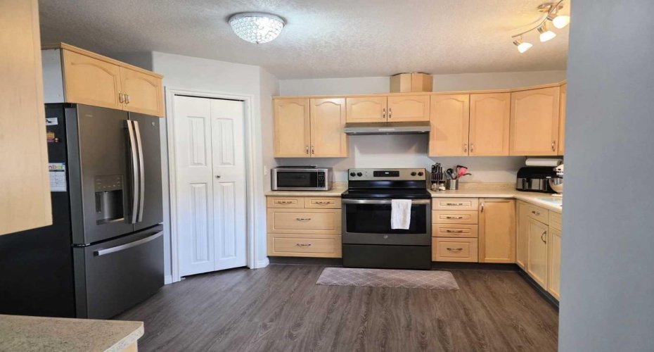 105 Parker Place, Hinton, Alberta T7V 2E5, 5 Bedrooms Bedrooms, ,2 BathroomsBathrooms,Residential,For Sale,Parker,A2209302