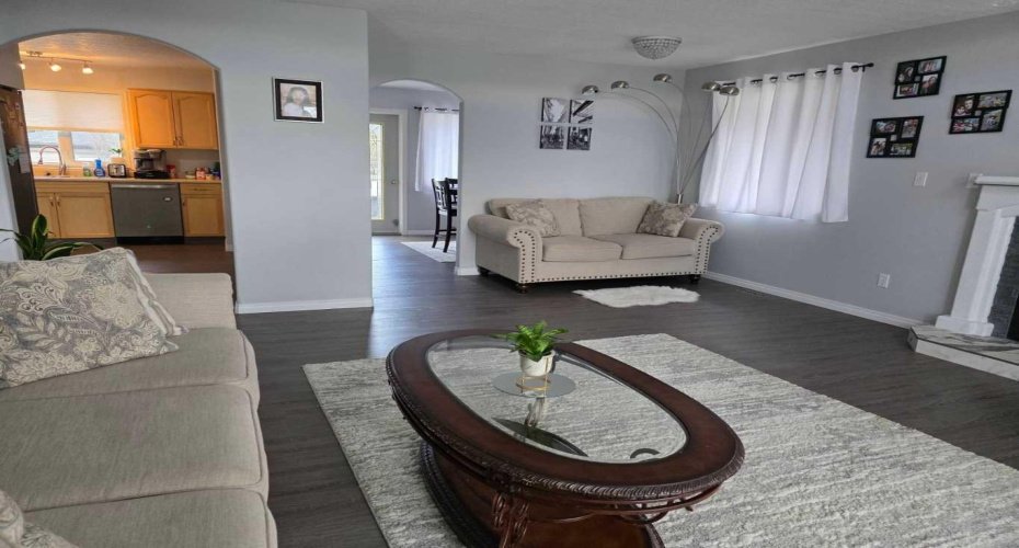 105 Parker Place, Hinton, Alberta T7V 2E5, 5 Bedrooms Bedrooms, ,2 BathroomsBathrooms,Residential,For Sale,Parker,A2209302