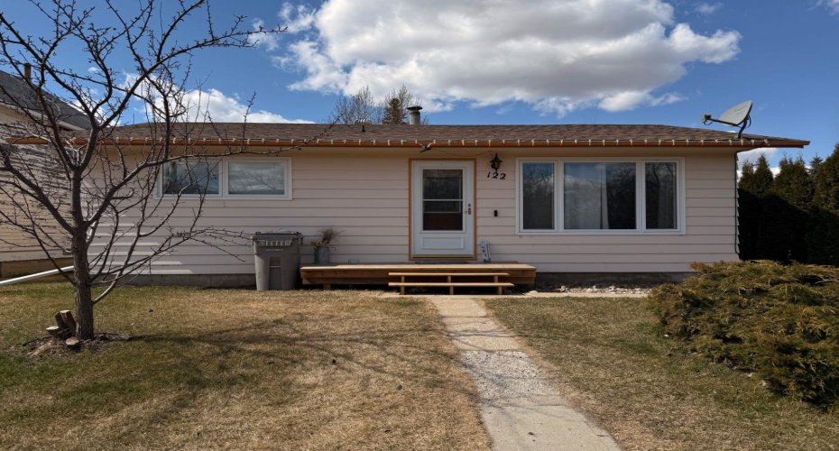 122 Main Street, Lashburn, Saskatchewan S0M 1H0, 4 Bedrooms Bedrooms, ,2 BathroomsBathrooms,Residential,For Sale,Main,A2215357