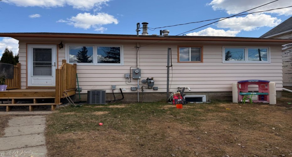 122 Main Street, Lashburn, Saskatchewan S0M 1H0, 4 Bedrooms Bedrooms, ,2 BathroomsBathrooms,Residential,For Sale,Main,A2215357