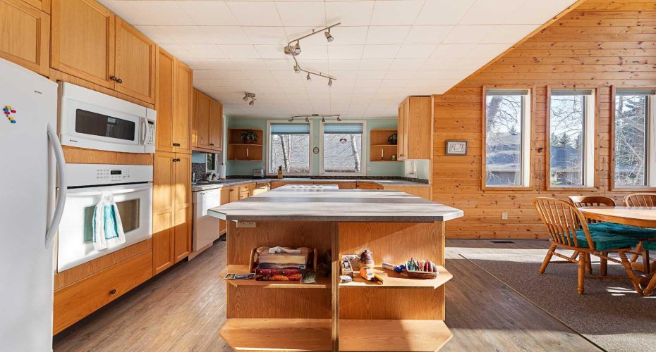 912 Brightsand Place, Brightsand Lake, Saskatchewan S0M 2Y0, 7 Bedrooms Bedrooms, ,3 BathroomsBathrooms,Residential,For Sale,Brightsand,A2218000