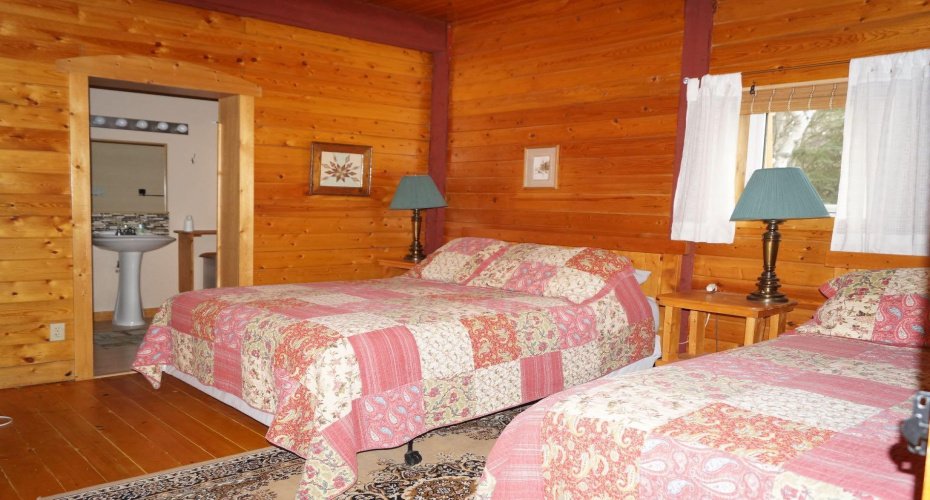 MAin floor bedroo with ensuite