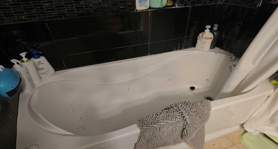 JETTED TUB IN MAIN BATHROOM