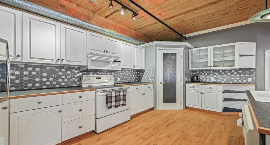 535 10 Avenue, Calgary, Alberta T2R 0A8, 1 Bedroom Bedrooms, ,2 BathroomsBathrooms,Residential,For Sale,10,A2224755