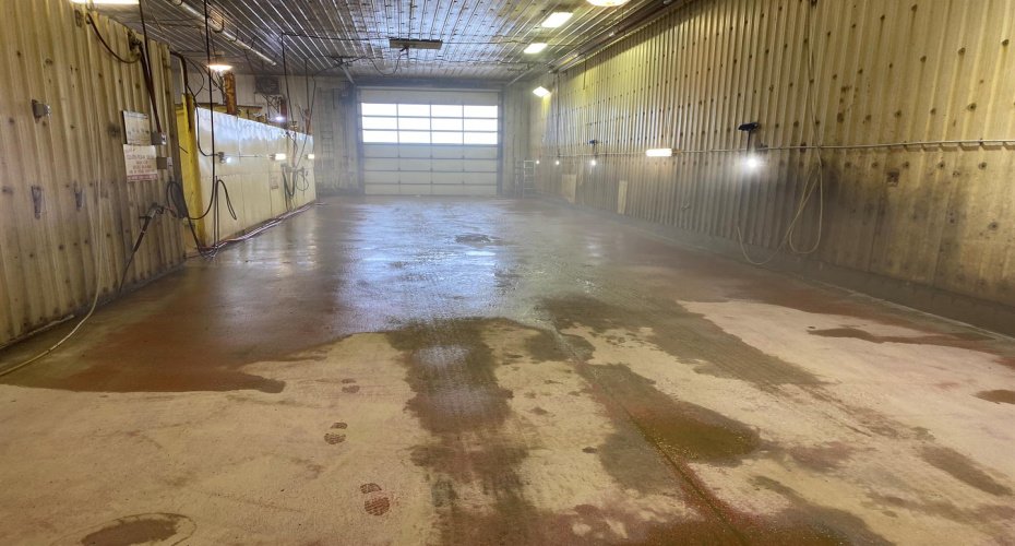 96 ft semi truck bay