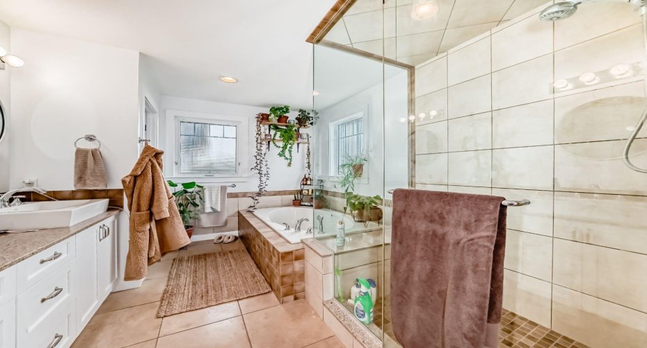 340 Tartan Circle, Lethbridge, Alberta T1J 0Z1, 6 Bedrooms Bedrooms, ,4 BathroomsBathrooms,Residential,For Sale,Tartan,A2228153