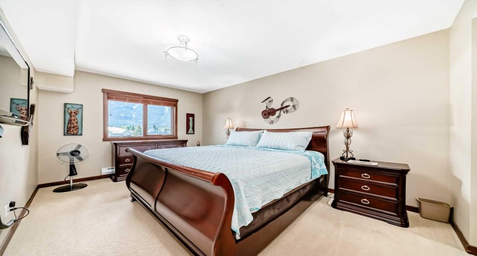 1002 8 Avenue, Canmore, Alberta T1W 0C4, 2 Bedroom Bedrooms, 0 ,2 BathroomBathrooms,Residential,For Sale,8,0,A2233464