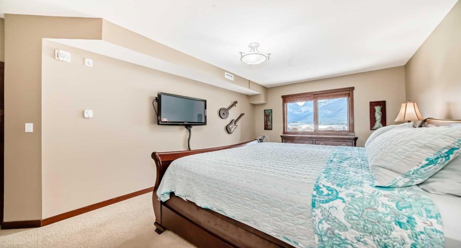 1002 8 Avenue, Canmore, Alberta T1W 0C4, 2 Bedroom Bedrooms, 0 ,2 BathroomBathrooms,Residential,For Sale,8,0,A2233464