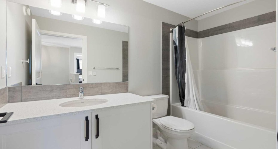 Squeaky clean main, 4-piece bathroom