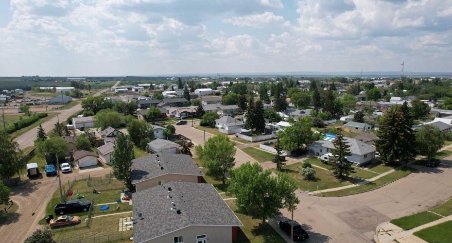 604 3 Street, Hanna, Alberta T0J1P0, 5 Bedrooms Bedrooms, ,1 BathroomBathrooms,Residential,For Sale,3,A2228966