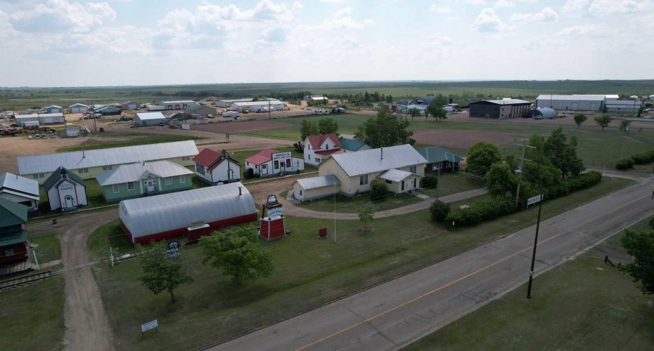 604 3 Street, Hanna, Alberta T0J1P0, 5 Bedrooms Bedrooms, ,1 BathroomBathrooms,Residential,For Sale,3,A2228966