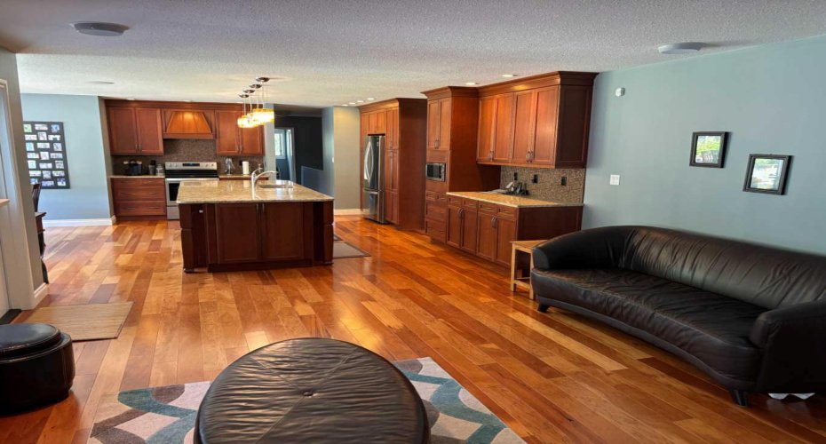 10006 88 Street, Peace River, Alberta T8S 1N8, 3 Bedrooms Bedrooms, ,4 BathroomsBathrooms,Residential,For Sale,88,A2240074