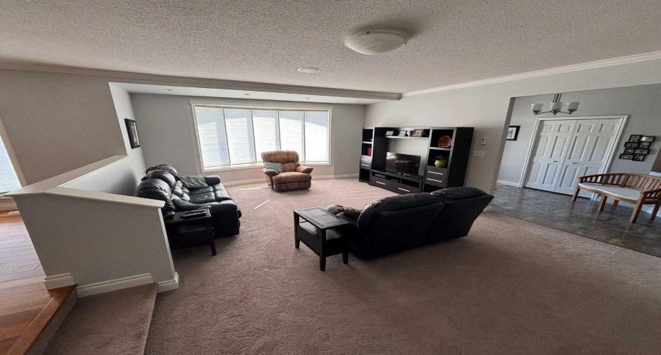 10006 88 Street, Peace River, Alberta T8S 1N8, 3 Bedrooms Bedrooms, ,4 BathroomsBathrooms,Residential,For Sale,88,A2240074