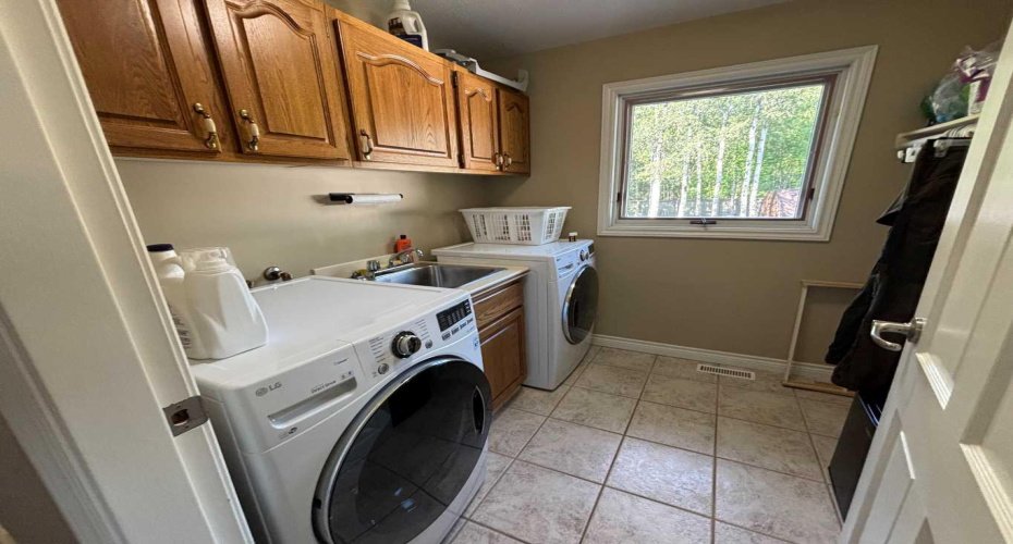 10006 88 Street, Peace River, Alberta T8S 1N8, 3 Bedrooms Bedrooms, ,4 BathroomsBathrooms,Residential,For Sale,88,A2240074