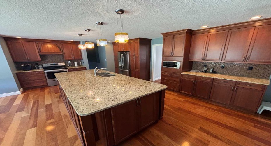 10006 88 Street, Peace River, Alberta T8S 1N8, 3 Bedrooms Bedrooms, ,4 BathroomsBathrooms,Residential,For Sale,88,A2240074