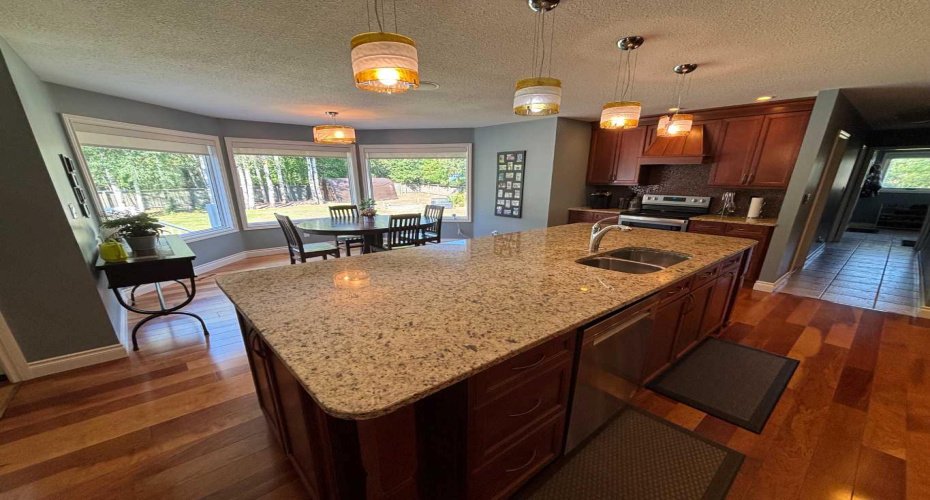 10006 88 Street, Peace River, Alberta T8S 1N8, 3 Bedrooms Bedrooms, ,4 BathroomsBathrooms,Residential,For Sale,88,A2240074