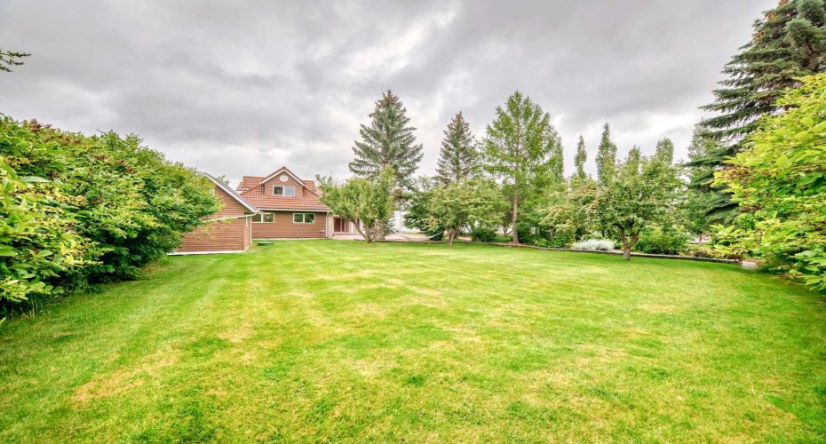 Lakeback yard