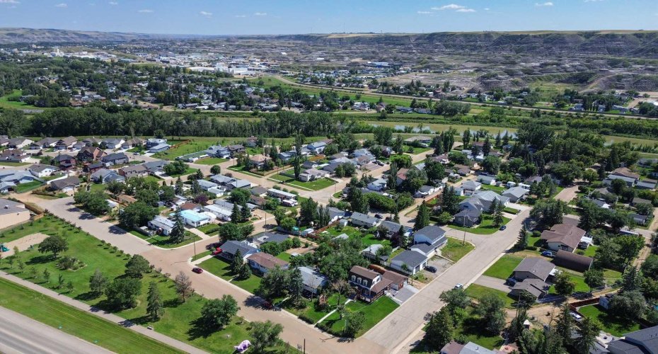 1507 2 Avenue, Drumheller, Alberta T0J 0Y1, 3 Bedrooms Bedrooms, ,4 BathroomsBathrooms,Residential,For Sale,2 Avenue,A2245989