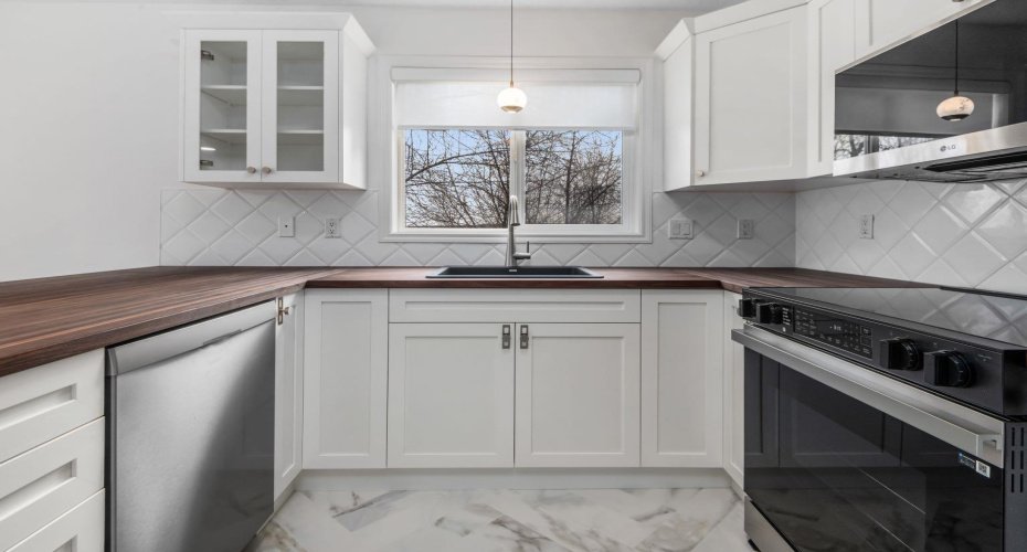 7451 Springbank Boulevard, Calgary, Alberta T3H4K5, 2 Bedrooms Bedrooms, ,2 BathroomsBathrooms,Residential,For Sale,Springbank,A2250493