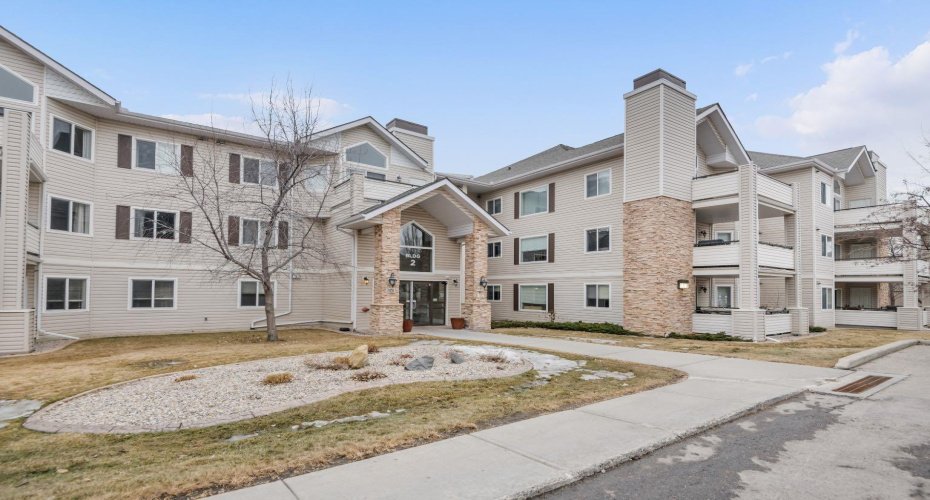 7451 Springbank Boulevard, Calgary, Alberta T3H4K5, 2 Bedrooms Bedrooms, ,2 BathroomsBathrooms,Residential,For Sale,Springbank,A2250493