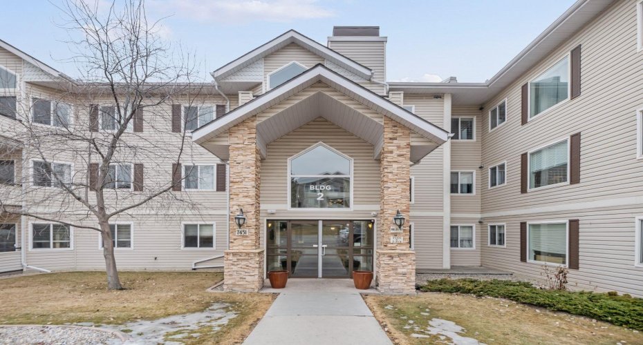 7451 Springbank Boulevard, Calgary, Alberta T3H4K5, 2 Bedrooms Bedrooms, ,2 BathroomsBathrooms,Residential,For Sale,Springbank,A2250493