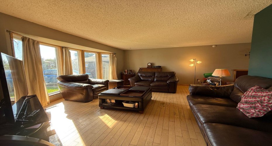 5804 48A Street, High Prairie, Alberta T0G 1E0, 5 Bedrooms Bedrooms, ,2 BathroomsBathrooms,Residential,For Sale,48A,A2250925