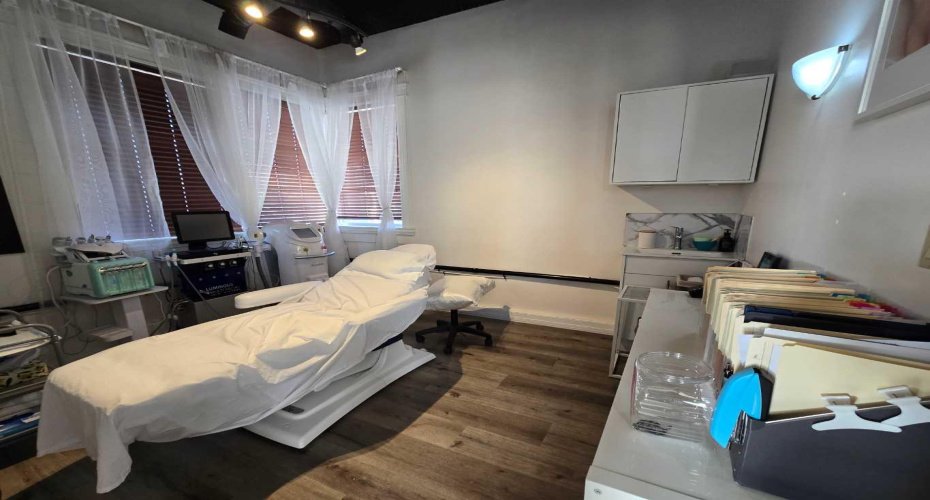 123 spa Street, Calgary, Alberta T2G2T3, ,Commercial,For Lease,spa,A2251206