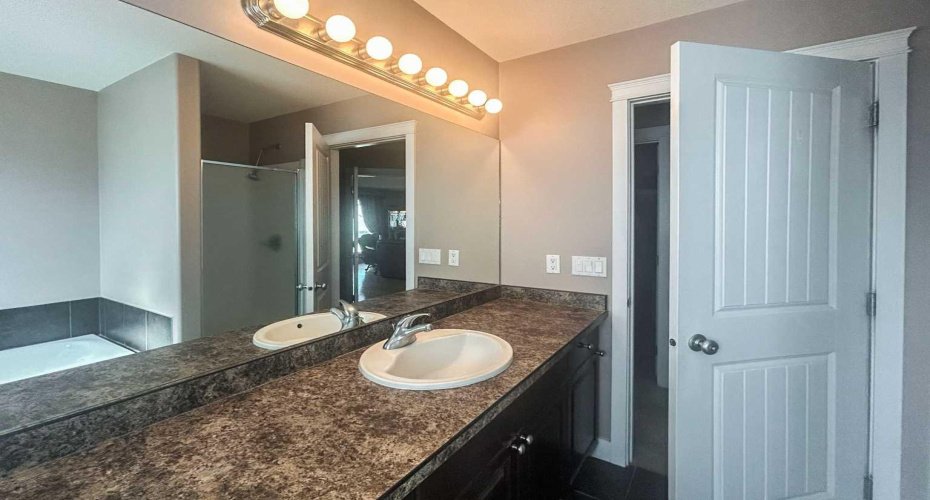 Ensuite bath with jetted tub