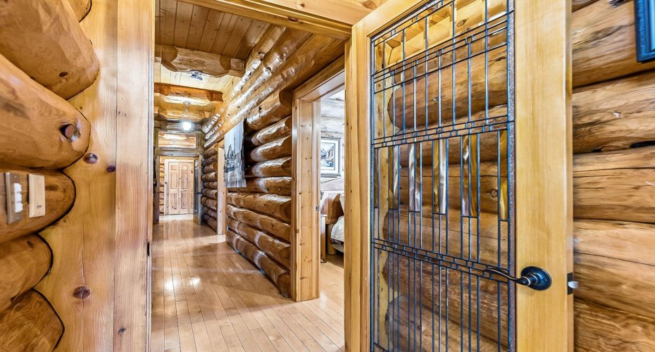 104 White Avenue, Bragg Creek, Alberta T0L 0K0, 7 Bedrooms Bedrooms, ,6 BathroomsBathrooms,Residential,For Sale,White,A2216524