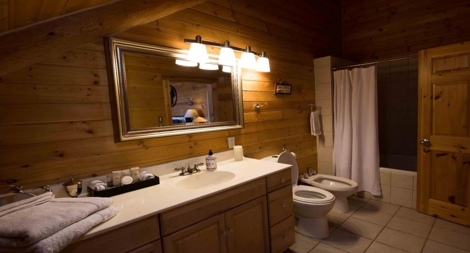 104 White Avenue, Bragg Creek, Alberta T0L 0K0, 7 Bedrooms Bedrooms, ,6 BathroomsBathrooms,Residential,For Sale,White,A2216524