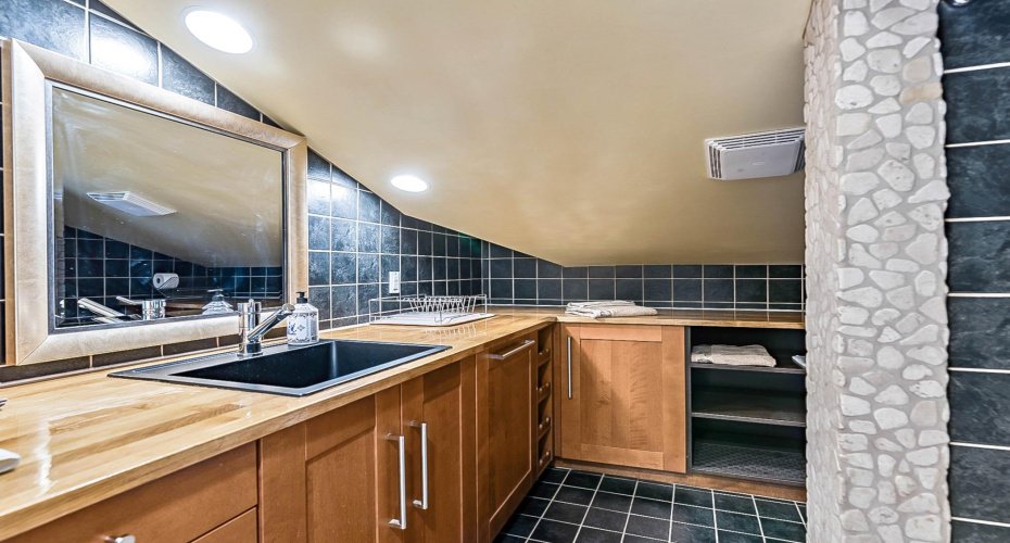 104 White Avenue, Bragg Creek, Alberta T0L 0K0, 7 Bedrooms Bedrooms, ,6 BathroomsBathrooms,Residential,For Sale,White,A2216524