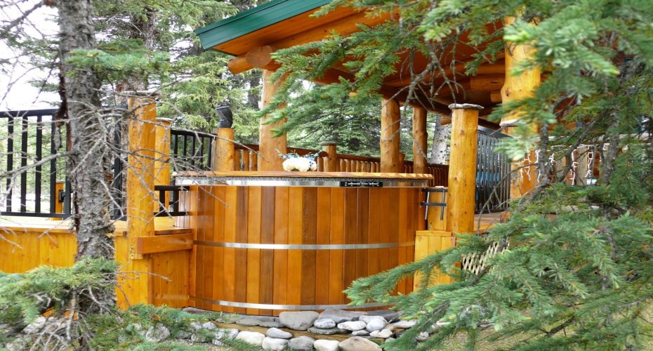 104 White Avenue, Bragg Creek, Alberta T0L 0K0, 7 Bedrooms Bedrooms, ,6 BathroomsBathrooms,Residential,For Sale,White,A2216524