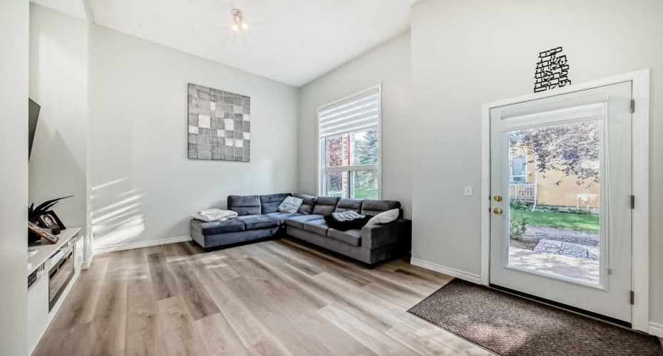 7 Westland Road, Okotoks, Alberta T1S 1Z1, 3 Bedrooms Bedrooms, ,2 BathroomsBathrooms,Residential,For Sale,Westland,A2253801