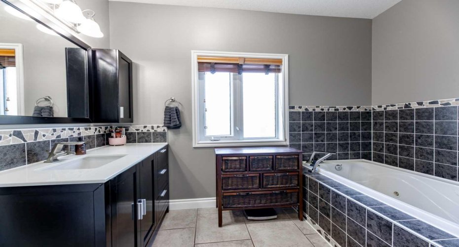 24426 East River Road, Hinton, Alberta T7V 1X7, 6 Bedrooms Bedrooms, ,5 BathroomsBathrooms,Residential,For Sale,East River,A2254750