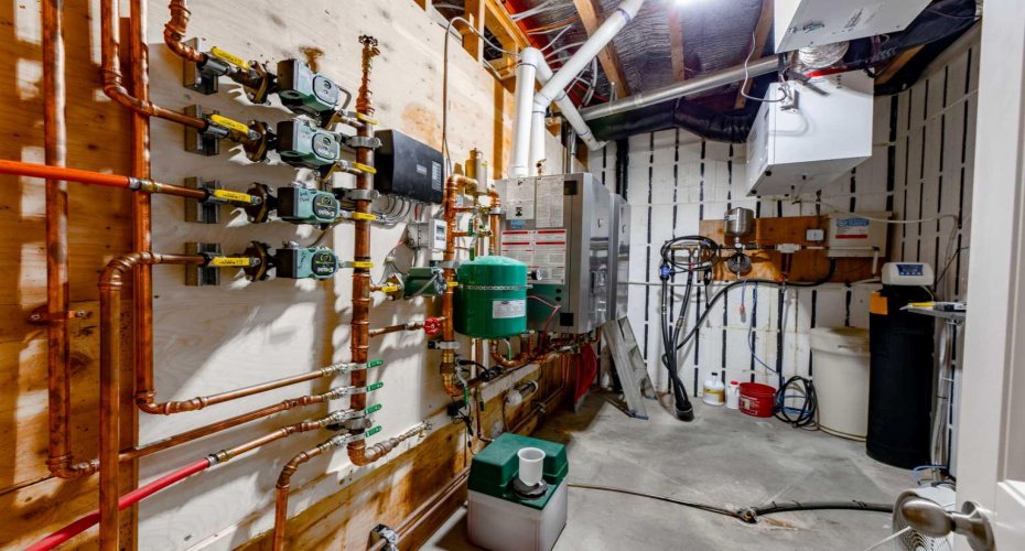 24426 East River Road, Hinton, Alberta T7V 1X7, 6 Bedrooms Bedrooms, ,5 BathroomsBathrooms,Residential,For Sale,East River,A2254750