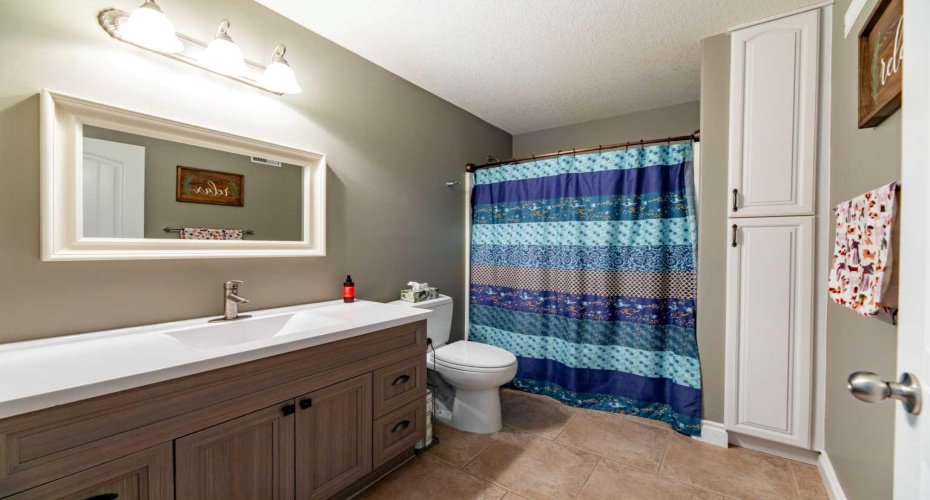 24426 East River Road, Hinton, Alberta T7V 1X7, 6 Bedrooms Bedrooms, ,5 BathroomsBathrooms,Residential,For Sale,East River,A2254750