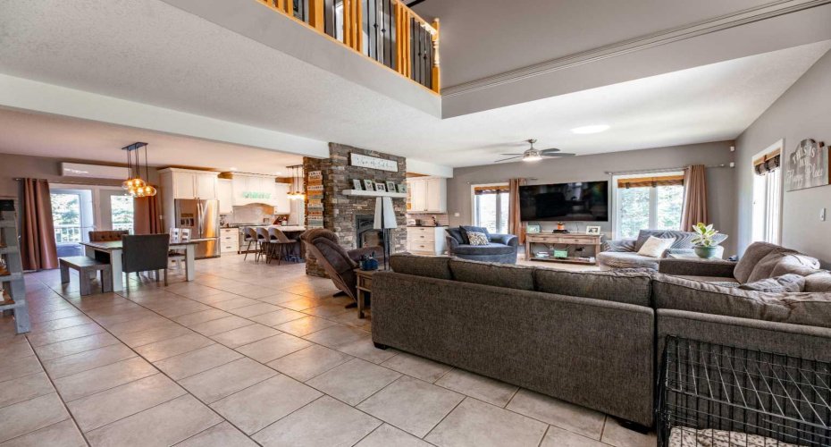 24426 East River Road, Hinton, Alberta T7V 1X7, 6 Bedrooms Bedrooms, ,5 BathroomsBathrooms,Residential,For Sale,East River,A2254750