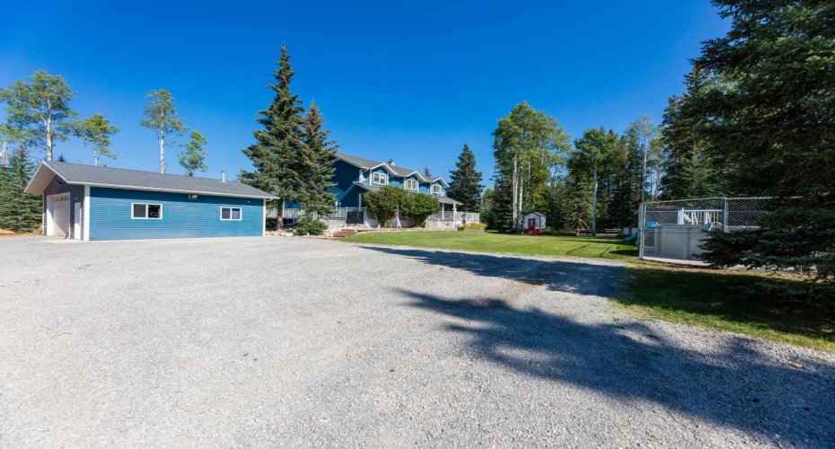 24426 East River Road, Hinton, Alberta T7V 1X7, 6 Bedrooms Bedrooms, ,5 BathroomsBathrooms,Residential,For Sale,East River,A2254750